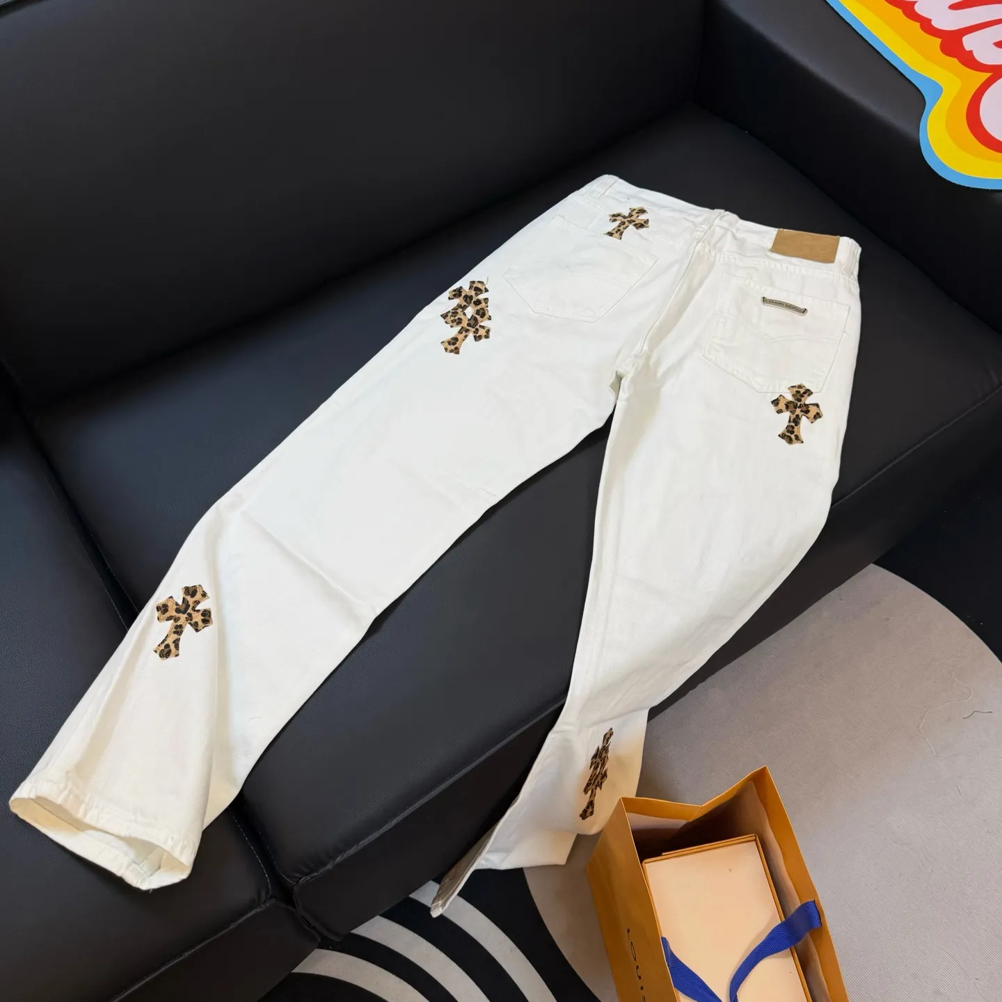 P260 model number: D336 Chrome Hearts Chrome Hearts straight casual white graffiti leopard print leather jeans SIZE #28-34 Full of graffiti breaks the monotony of white pants. It is like wearing a painting on your body.